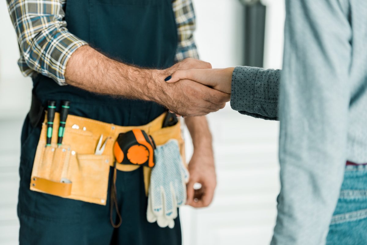 cropped-image-of-plumber-and-customer-shaking-hands-in-kitchen-1.jpg